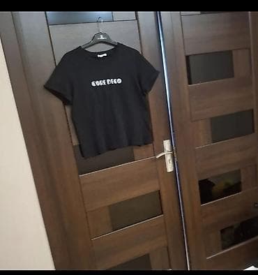 pul kisəsi: Qısaqollu qara T‑şort L razmerdi. 40- 42 razmer - Ön - Ön hissədə ağ — 2