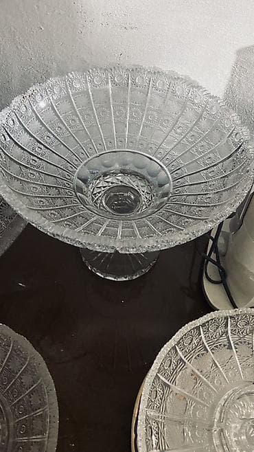 35 sm olcude Kəsilmiş şüşədən hazırlanmış ayaqlı meyvə və desert — 2
