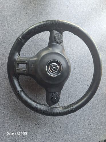 Рули: Funksional düymələrlə təchiz olunmuş qara rəngli Volkswagen sükanı — 1