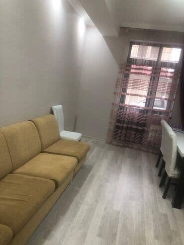 1 otaqlı kohnə tikili: Razində 60 kv sahəsi olan 2 otaqlı mənzil kirayə verilir.Binada qaz — 3