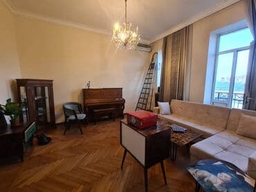 20 ci sahede ev satilir: 3 otaqlı, Yeni tikili, m. 28 may, 70 kv. m — 6