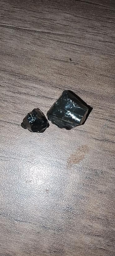 it sekis: Qara şüşəvari mineral parçaları – obsidian tipli təbii vulkanik şüşə — 2