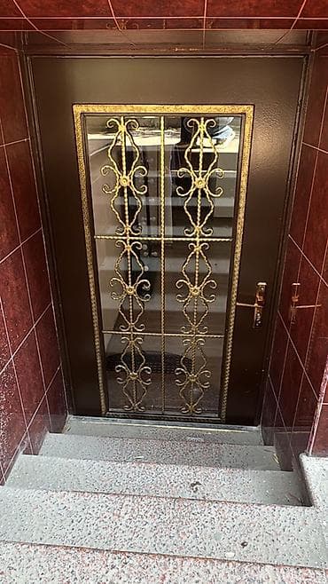 darvaza ustu: Dəmir barmaqlıqlı şüşə qapı Qapinin eni 110 uzunluğu 2 metr - — 3