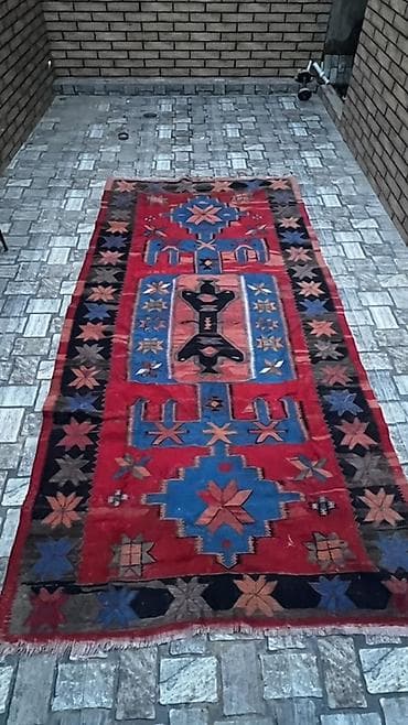 kohne xalca: Məhsul: Xalça dəsti (3 ədəd) Təsvir: - 1-ci xalça: Qırmızı fonlu — 1