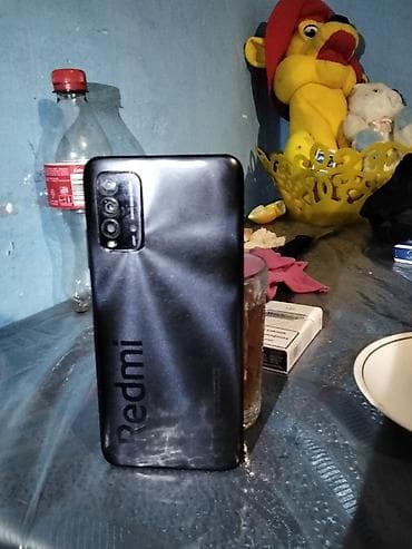 Redmi smartfon - Marka/model: Redmi (arxa qapaqda “Redmi” loqosu). -