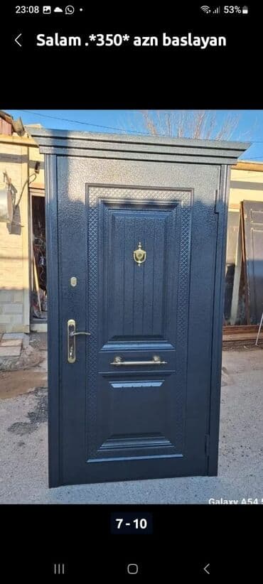 pəncərə qapi: Naxışlı qızılı haşiyəli, qara rəngli metal giriş qapısı. Qapının üst — 4