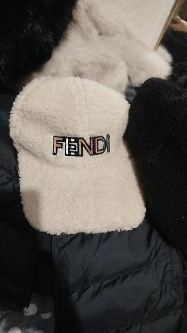 fendi cantalar: Qış üçün papaq və kepka kolleksiyası - İsti trikotaj papaqlar — 3