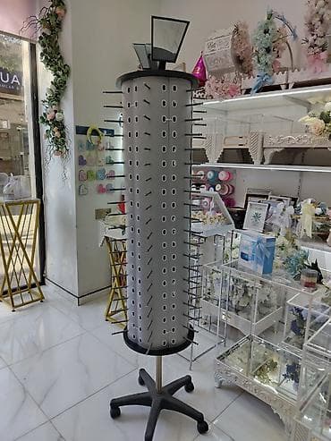 Fırlanan mağaza stendi – aksessuar və xırda məhsullar üçün. -