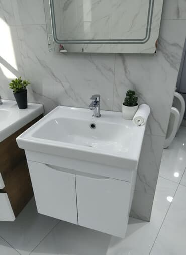 Ağ rəngdə, iki qapılı şkafla birlikdə vanna otağı lavabosu. Lavabonun