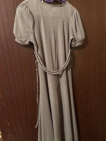 partalar: Qadın paltarı – uzun, zolaqlı fakturalı parça, taupe/boz-qəhvəyi ton — 2