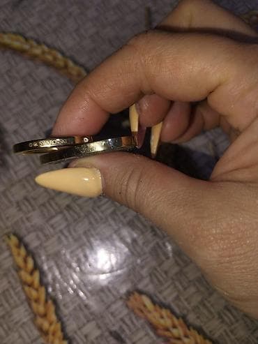 TELEFON UCUNDUR. YAPİSQANİ POZULUB .TƏMİZ SVAROVSKİDİR. QİYMƏT HƏR — 3