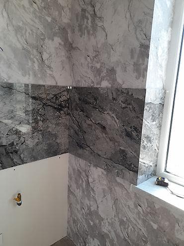 taxt doşəyi: Məhsul: Ağ daxili qapılar və dekorativ divar örtüyü (daş/mermer — 3