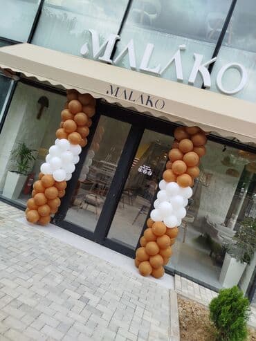 ikinci əl xoncalar: Malako restoranının giriş qapısı şən və bayram ab-havası yaradan — 1