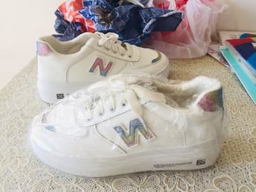 adidas qaçış üçün qadın krossovkaları: Barter mumkundu bir defe geyinilib ayagima boyuk oldugu ucun satilir — 1