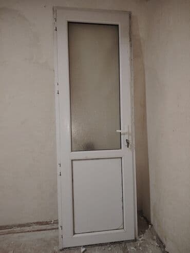 PVC qapı – şüşəli - Material: ağ rəngli PVC/profil - Üst hissə