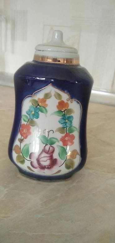 etir qablari: Qedimi edviyyat veya dem qabi.1 ededdir 10 manat — 1