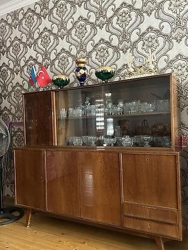 Şkaf-vitrin – taxta korpuslu, klassik üslubda - Material: cilalanmış