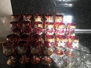 serviz: Qırmızı-bənövşəyi tonlarda, qızılı haşiyəli dekorativ şüşə qədəh və — 2