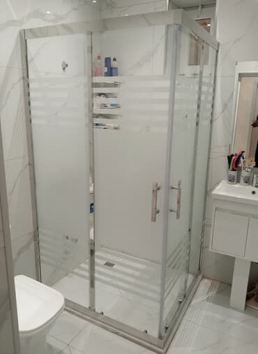 qab suşilka: Şüşə duş kabinası - Material: qalın temperli şüşə, mat/şəffaf zolaqlı — 1