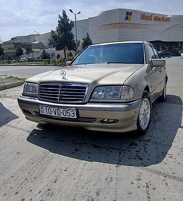 s yan guzguler: Mercedes-Benz C-Sinif sedan - Korpus: 4 qapılı sedan, qızılı/metallik — 10