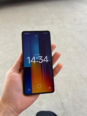 Smartfon – geniş ekranlı, ön kameraya görə ekranın mərkəzində