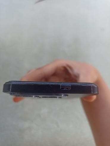 televizor 55: Smartfon - Geniş tam ekranlı displey, mərkəzdə perforasiya (dəlik) — 5