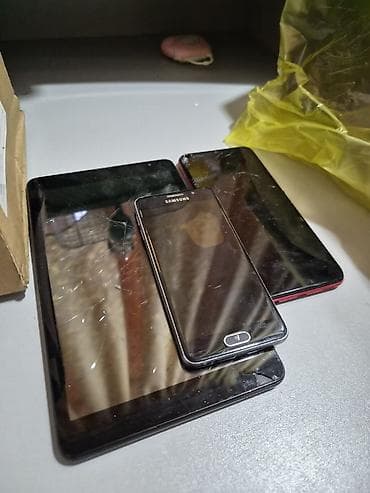 nokia 220 dual: Lot: 2 planşet + 1 smartfon. 3nunde ekrani yanib islemis sadece — 2