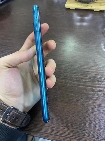 nokia telefon 6300: Smartfon – mavi gövdə, ön hissədə mərkəzdə punktual ön kamera dəliyi — 4