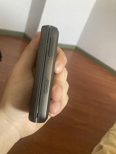 azercell modem satilir: HMD flip telefon Xüsusiyyətlər: - İki ekranlı dizayn: xarici saat/ — 2