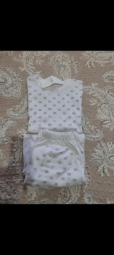 sortlar: Ağ rəngli iki hissəli ev geyimi dəsti: - T-shirt və şortdan ibarətdir — 3