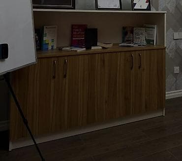 kompüter oturacağı: Ofis mebeli dəsti - L formalı iş masası: açıq palıd tonlu üst səth — 3