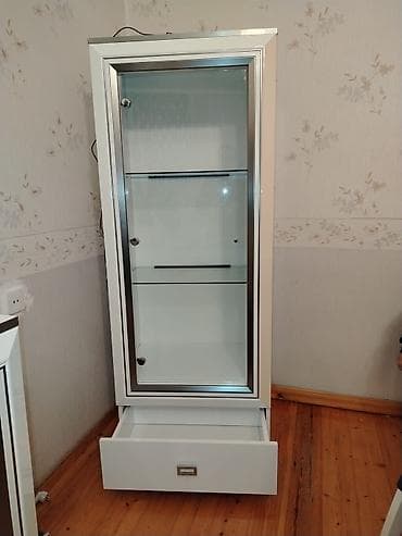 Şüşəli dolab vitrini