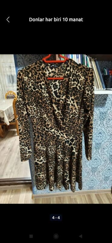 almaniyada saat neçədir: Qadın geyimləri və bir kişi T-shirtü - Qara kişi T-shirtü: üzərində — 4