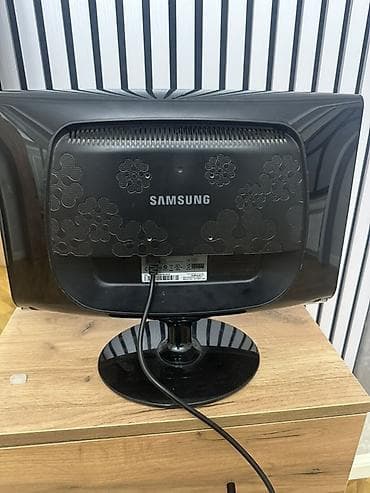 Kompüter və noutbuk aksesuarları: Samsung SyncMaster 933 monitor - Ekran diaqonalı: təxminən 18.5" - — 2