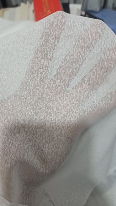 yuxuda ağ pərdə görmək: Ağ rəngli, zərif güllü naxışlarla bəzədilmiş tül pərdə. Yüngül və — 7