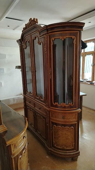 işkaf: Klassik üslublu, oyma dekorlu vitrin-bufet - Material: təbii ağac — 1
