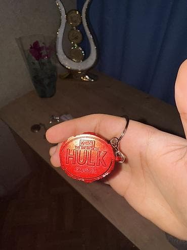 Аксессуары: Məhsul: Marvel temalı açarlıq - Dizayn: Qırmızı metalik rəngdə — 2