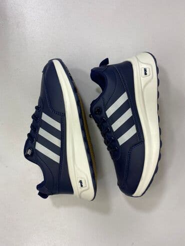 krassovkalar: Uşaq idman ayaqqabıları - Modellər: tünd mavi üç zolaqlı dizayn və — 4