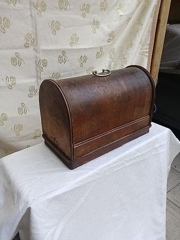 qedmi pullar: Antik pedal tikiş maşını – taxta qutulu - Model: Podolsk/Adler tipli — 1
