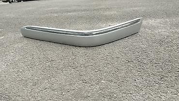 Gümüşü rəngli avtomobil spoyleri. Bu spoyler avtomobilin arxa — 2