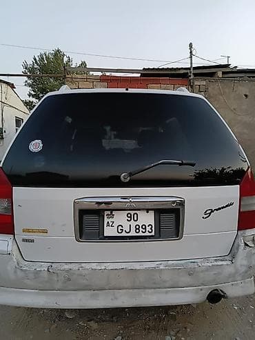 spoiler satisi: Mitsubishi Chariot Grandis, ağ rəng, 7 yerlik geniş salonlu miniven — 7