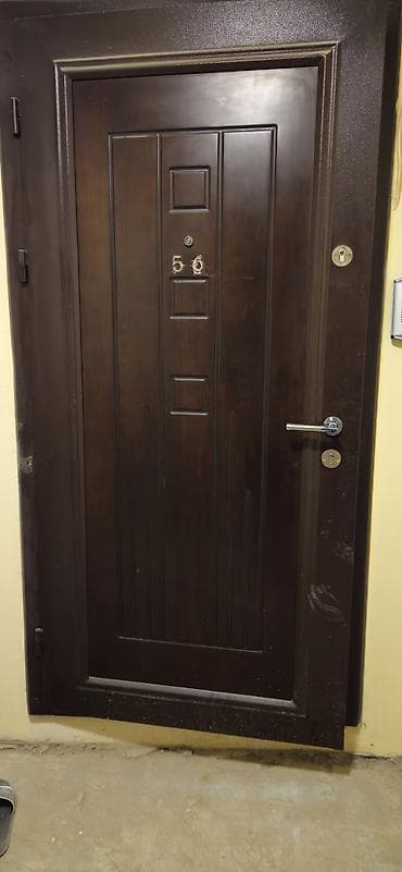 Metall giriş qapısı – tünd qəhvəyi cölü nətər ici eyni dekor -