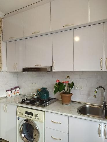 Sifarişlə rəflər: Mətbəx mebeli dəsti – ağ rəngli, parlaq fasadlı - Yuxarı və aşağı — 3