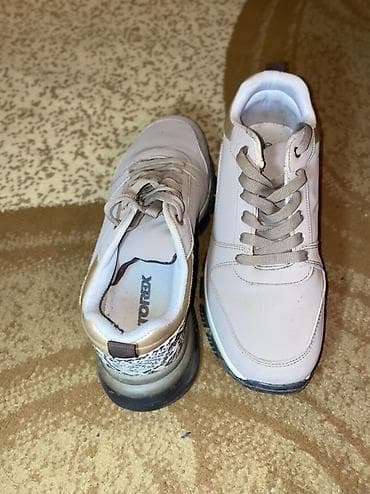 qara ketler: Birinci kablok 37 razmer- 5 azn 2ci tiqrovy ayaqqabı 37 razmer- 5 azn — 7