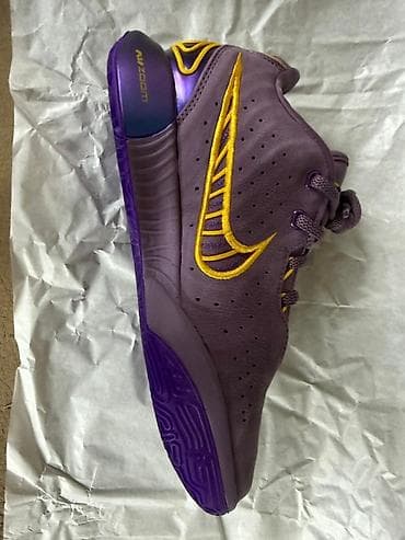Krasofkalar və idman ayaqqabıları: Məhsul: Nike LeBron NXXT Gen AMPD “Purple/Gold” basketbol krossovkası — 5