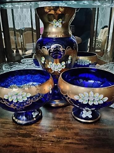 sunu gul: Kobalt-mavi şüşədən dekorativ dəst - Tərkib: 1 iri vaza və 3 ədəd — 1