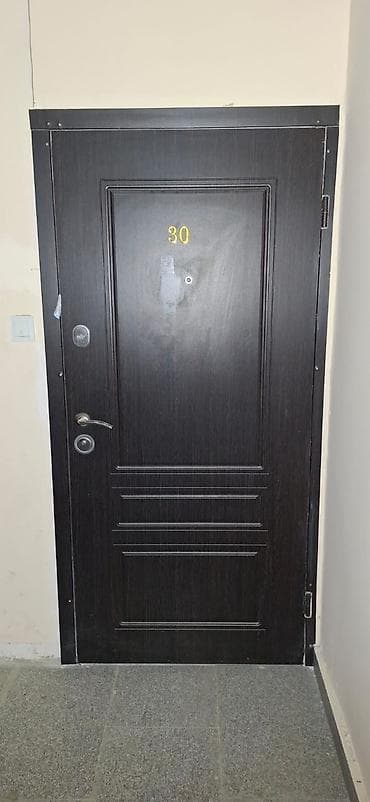 Daxili və xarici tərəfi fərqli rəngdə olan giriş qapısı - Material