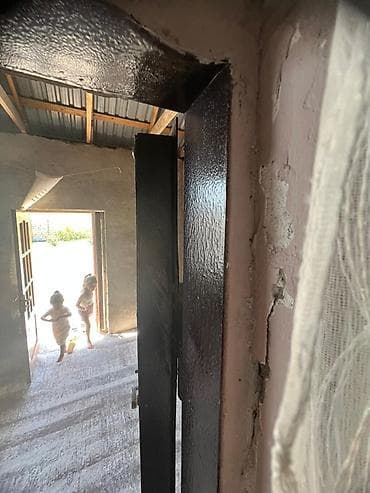 Qapılar və aksessuarlar: Metal giriş qapısı satılır. Xüsusiyyətlər: - Material: polad/metal — 3