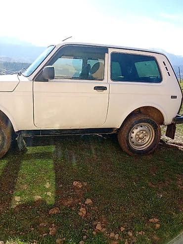 Avtomobil satışı: VAZ Lada Niva 4x4, ağ rəng, 3 qapılı kuzov. Əsas xüsusiyyətlər: - Tam — 4