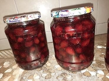 essek sudu satilir: Şüşə bankalarda qırmızı giləmeyvələr təqdim olunur. Hər bir banka — 1